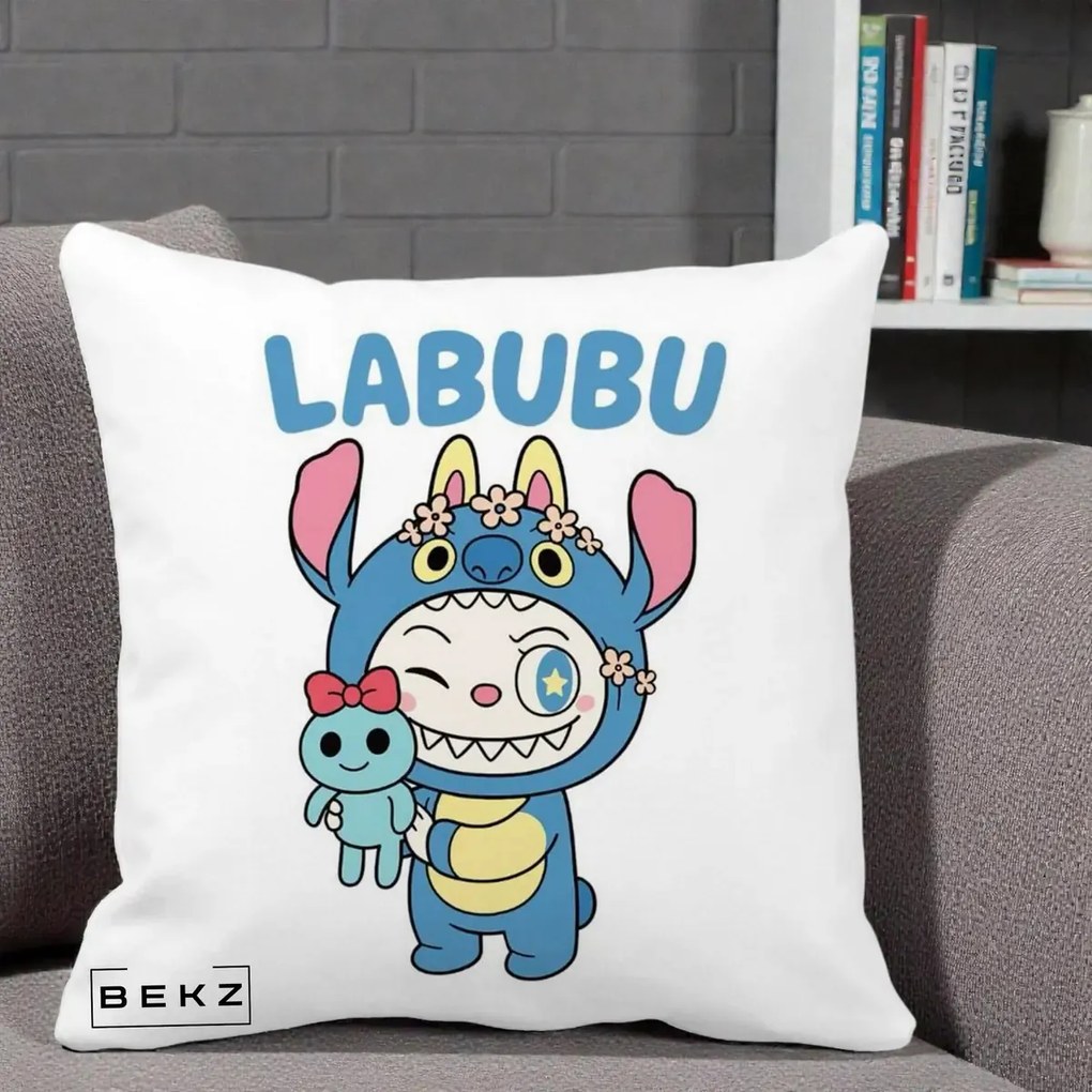Perna Personalizata Labubu x Stitch cu Flori, 40x40 cm, Alba Mata, Husa Detasabila, Perna Inclusa, BEKZ®