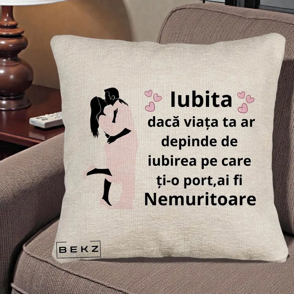 Cadou pentru Iubita - Perna Personalizata Iubita Nemuritoare cu Siluete de Cuplu, 40x40 cm, Bej Canapea, Husa Detasabila, Perna Inclusa, BEKZ®