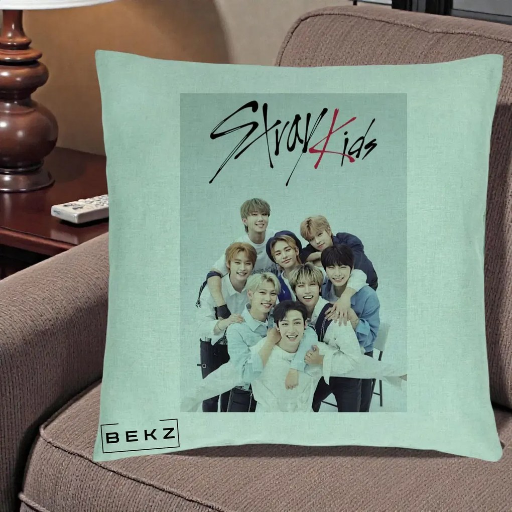 Perna Personalizata K-pop Stray Kids cu Foto Grup Alb-Albastru, 40x40 cm, Verde Menta, Husa Detasabila, Perna Inclusa, BEKZ®