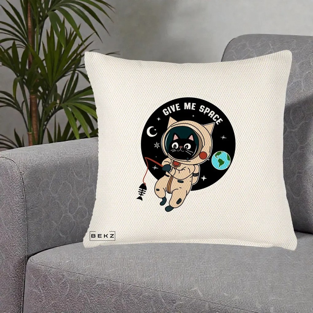 Perna Decorativa Give Me Space Pisica Astronaut, 40x40 cm, Crem Reliefat, Husa Detasabila, Perna Inclusa, BEKZ®