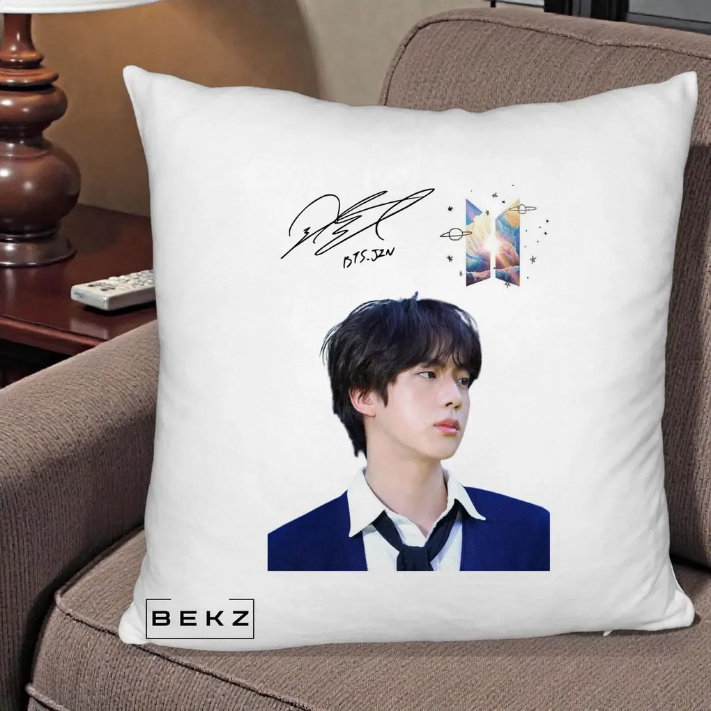 Perna Personalizata K-pop BTS Jin Portret Tinuta Albastra Autograf, 40x40 cm, Alb Pufos, Husa Detasabila, Perna Inclusa, BEKZ®