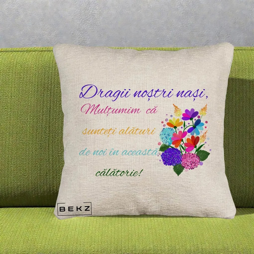 Perna personalizata nasi: Dragii nostri nasi, multumim, text colorat, 40x40 cm cu Umplutura, Bej Canapea, BEKZ