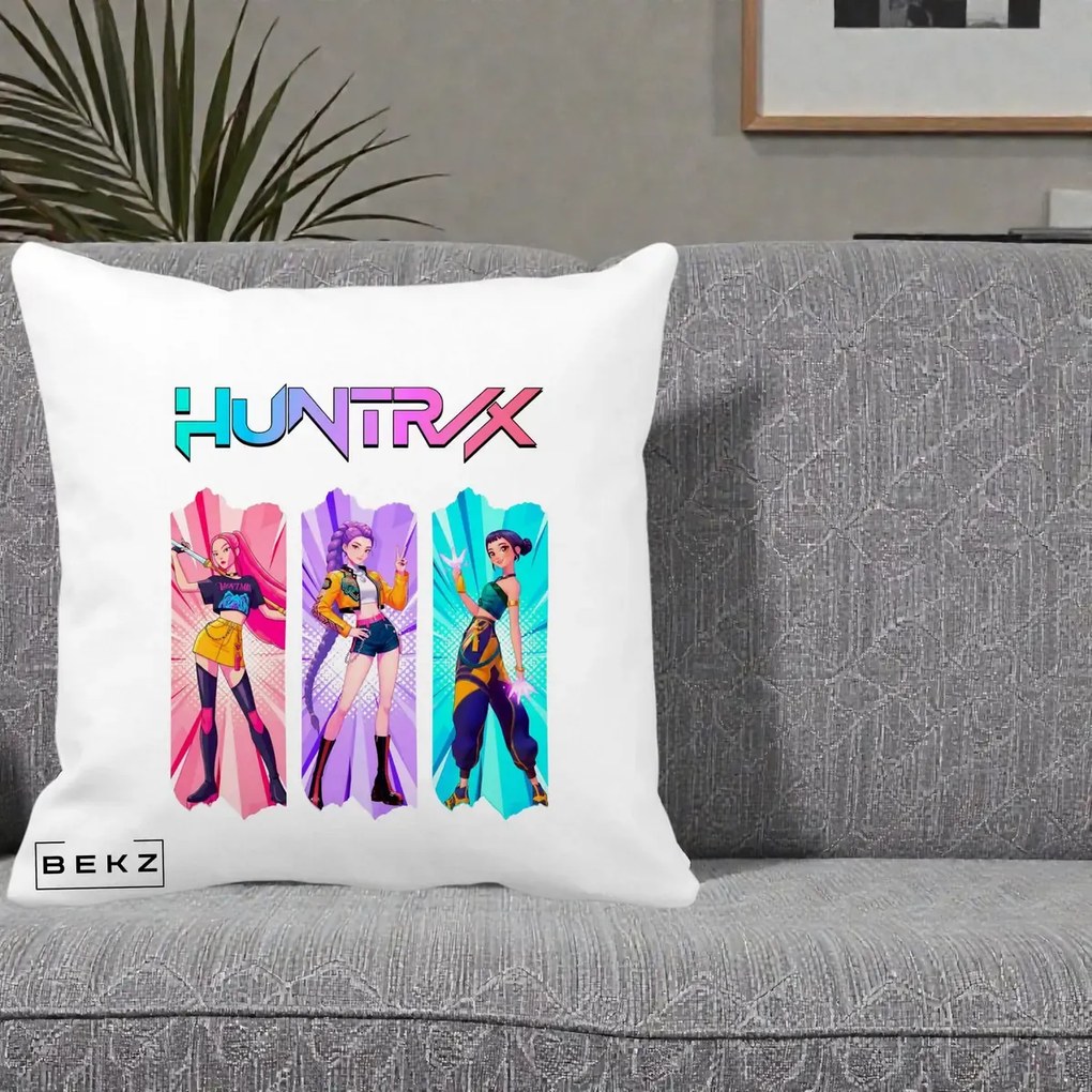Perna Personalizata K-pop HUNTRX Trio cu Pisica in Benzi, 40x40 cm, Alba Mata, Husa Detasabila, Perna Inclusa, BEKZ®