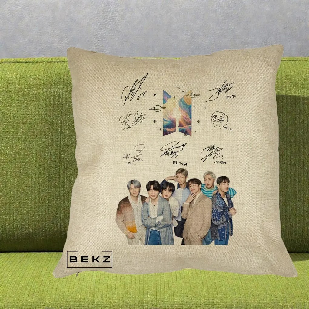 Perna Personalizata K-pop BTS Autografe Toti Membrii Fotografie, 40x40 cm, Crem, Husa Detasabila, Perna Inclusa, BEKZ®