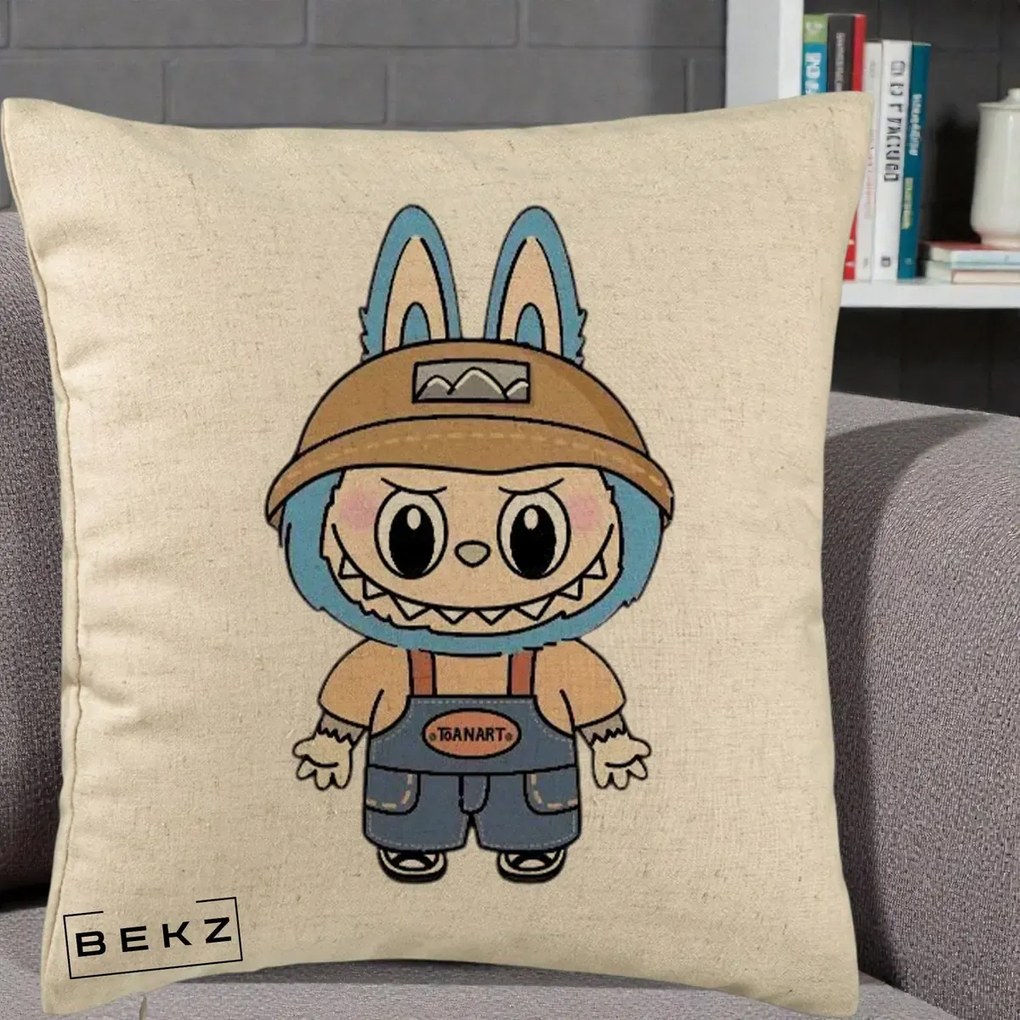 Perna Personalizata Labubu Toanart Blugi, 40x40 cm, Bej, Husa Detasabila, Perna Inclusa, BEKZ®
