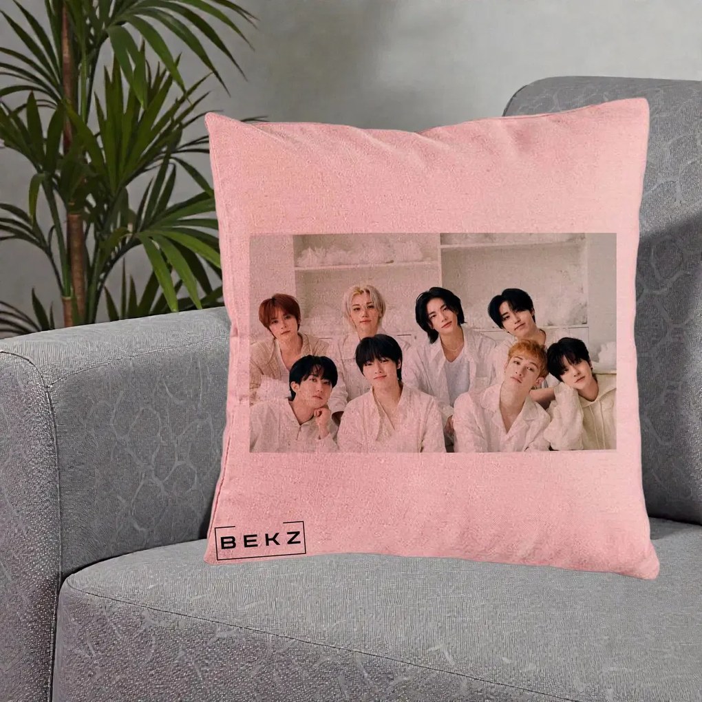 Perna Personalizata K-pop Stray Kids Foto Grup All-White Landscape, 40x40 cm, Roz, Husa Detasabila, Perna Inclusa, BEKZ®
