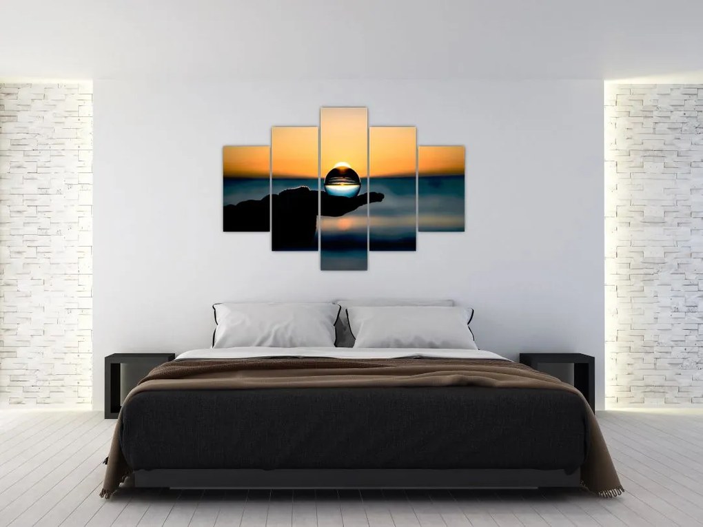 Tabloul cu bilă din sticlă în palmă (150x105 cm)