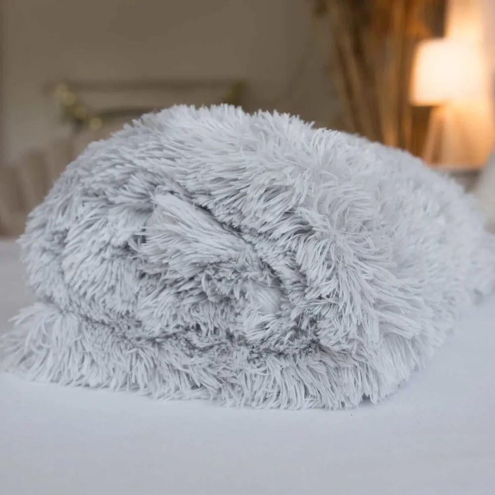 Deka s dlouhým vlasem