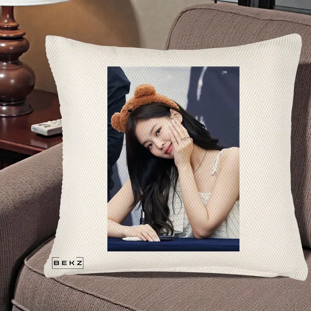 Perna Personalizata K-pop BLACKPINK Jennie Cute cu Diadema Ursulet, 40x40 cm, Crem Reliefat, Husa Detasabila, Perna Inclusa, BEKZ®