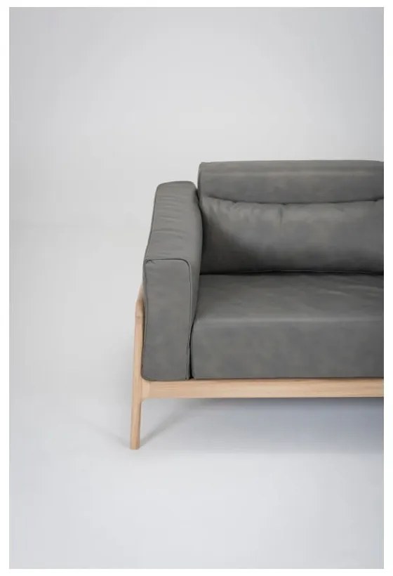 Canapea din piele bovină cu structură din lemn masiv de stejar Gazzda Fawn, gri închis