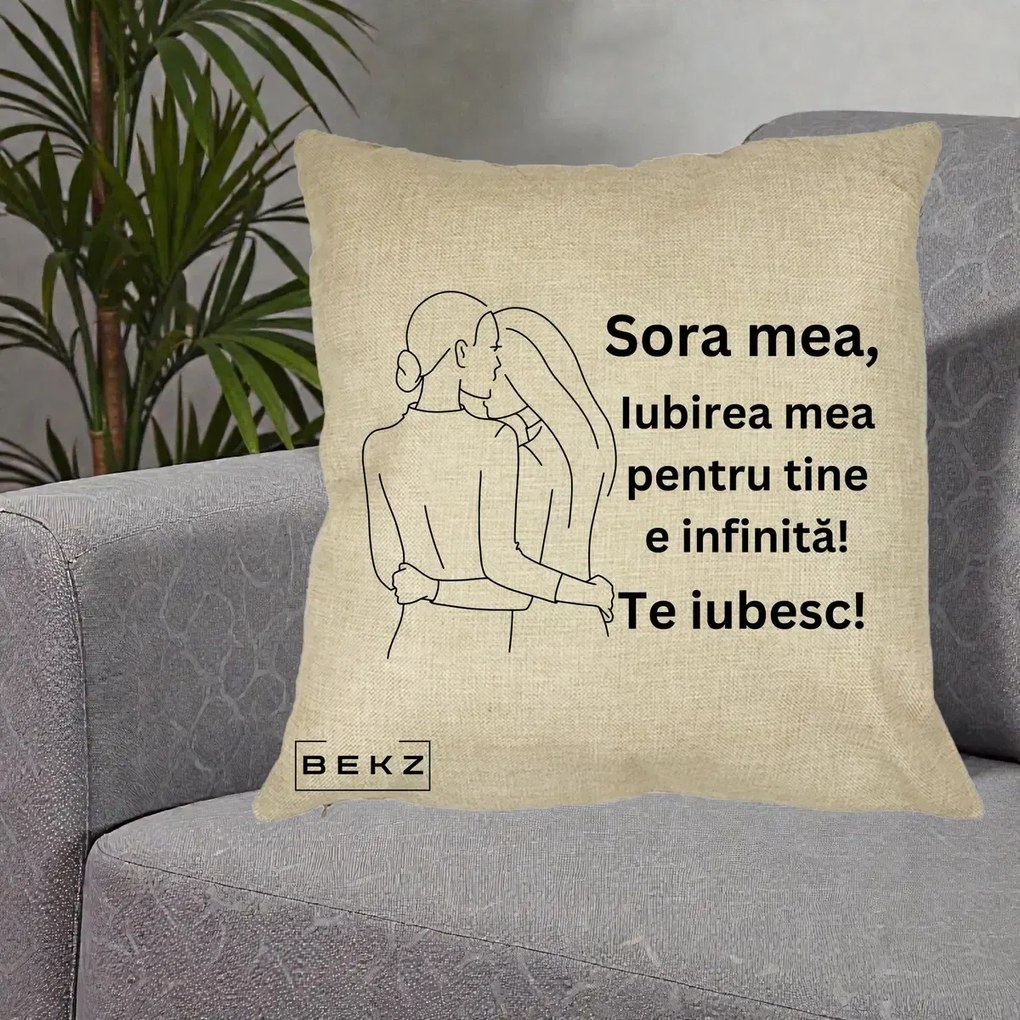 Cadou pentru Sora - Perna Personalizata Sora Mea Te Iubesc Imbratisare din Spate Line Art, 40x40 cm, Crem, Husa Detasabila, Perna Inclusa, BEKZ®