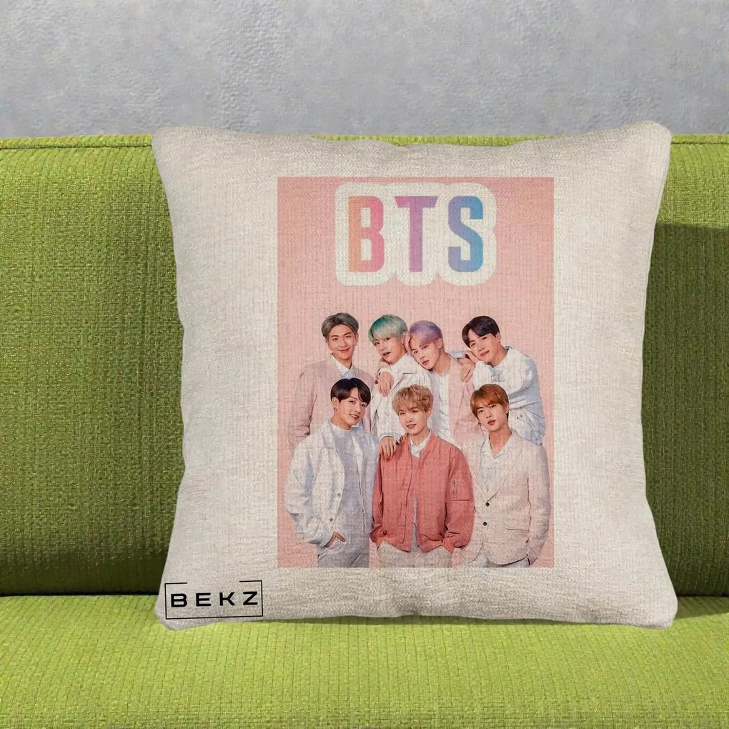 Perna Personalizata K-pop BTS Foto Grup cu BTS si Fond Roz Pastel, 40x40 cm, Bej Canapea, Husa Detasabila, Perna Inclusa, BEKZ®