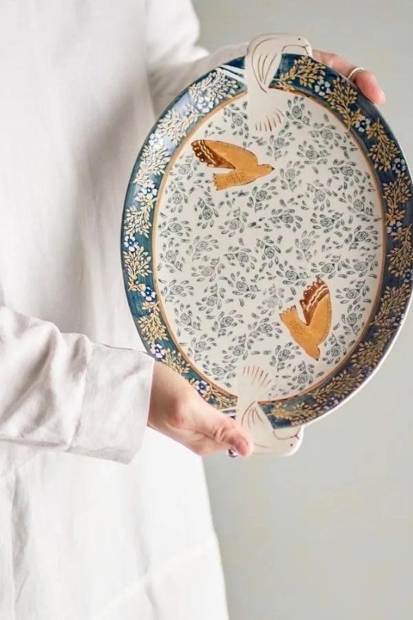 Platou de servire din ceramică albastră cu decor pasăre și model gravat pictat manual, 3,5x34x25 cm, "Hezha"