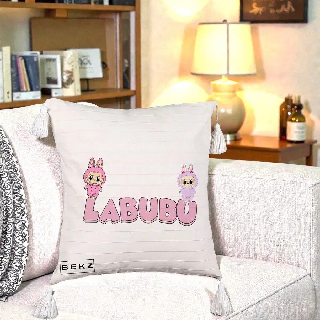 Perna Personalizata Labubu Duo Roz-Lila cu Text, 40x40 cm, Bej cu Franjuri, Husa Detasabila, Perna Inclusa, BEKZ®