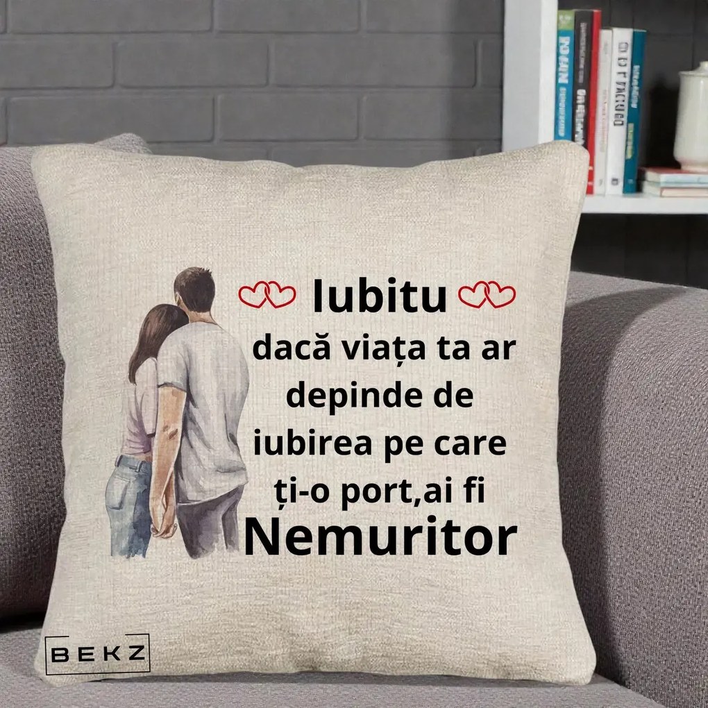Cadou pentru Iubita - Perna Personalizata Iubitu Nemuritor cu Cuplu Acuarela si Inimi Rosii, 40x40 cm, Bej Canapea, Husa Detasabila, Perna Inclusa, BEKZ®