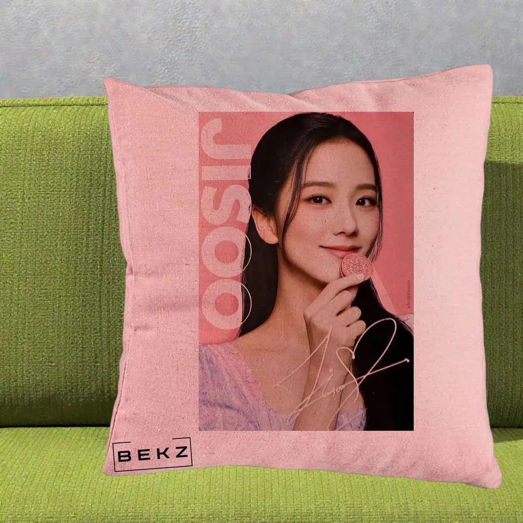 Perna Personalizata K-pop BLACKPINK Jisoo cu Semnatura si Fond Roz, 40x40 cm, Roz, Husa Detasabila, Perna Inclusa, BEKZ®