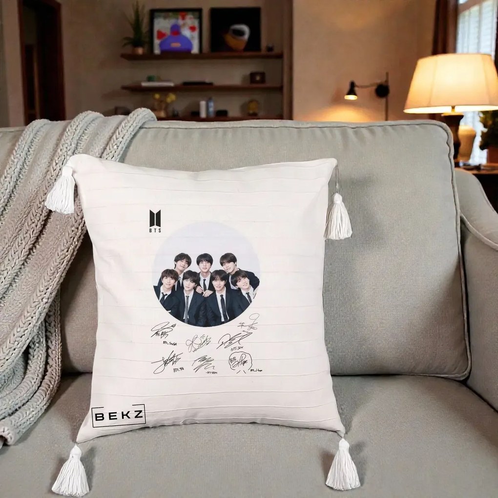 Perna Personalizata K-pop BTS Fotografie Grup Costum Negru si Autografe Cerc, 40x40 cm, Bej cu Franjuri, Husa Detasabila, Perna Inclusa, BEKZ®