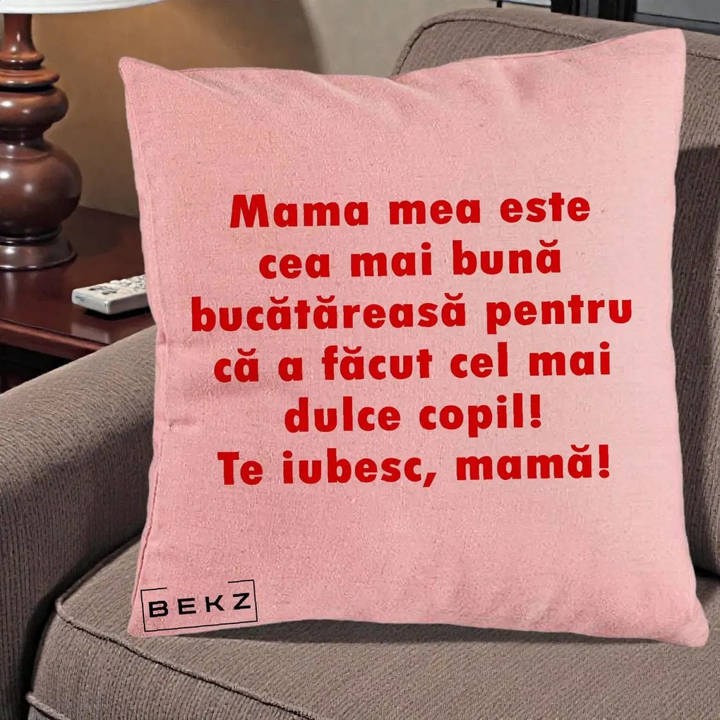 Cadou pentru Mama - Perna Personalizata Mama cea Mai Buna Bucatareasa, 40x40 cm, Roz, Husa Detasabila, Perna Inclusa, BEKZ®