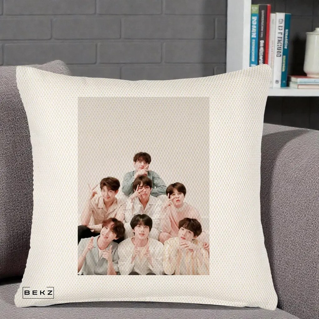 Perna Personalizata K-pop BTS Foto Grup Pastel, 40x40 cm, Crem Reliefat, Husa Detasabila, Perna Inclusa, BEKZ®