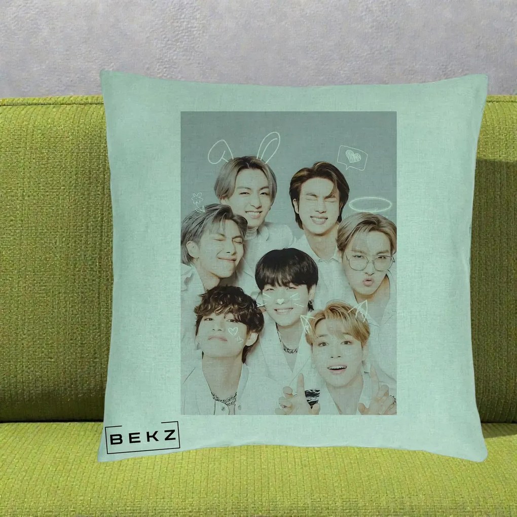 Perna Personalizata K-pop BTS Foto Grup Cute cu Animatii si 7 Membrii, 40x40 cm, Verde Menta, Husa Detasabila, Perna Inclusa, BEKZ®