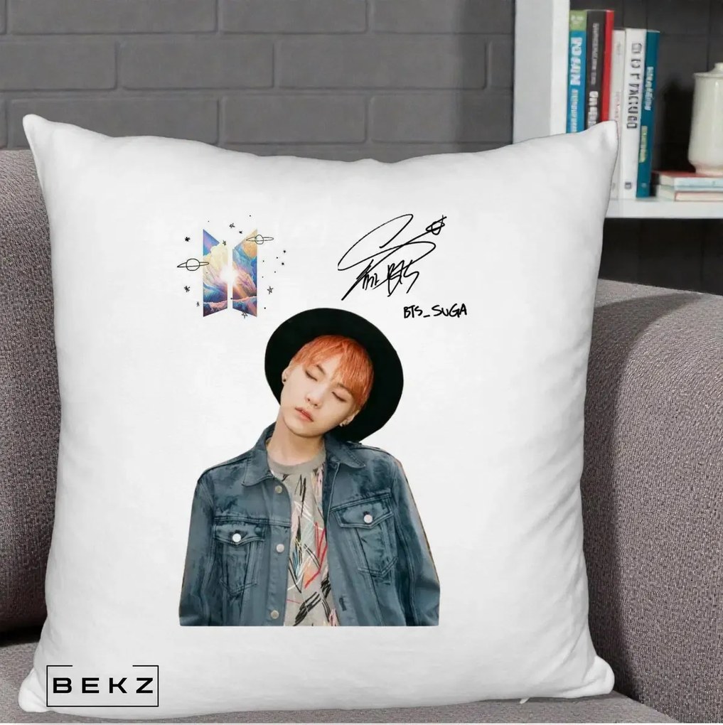 Perna Personalizata K-pop BTS Suga par Portocaliu Palarie Autograf, 40x40 cm, Alb Pufos, Husa Detasabila, Perna Inclusa, BEKZ®