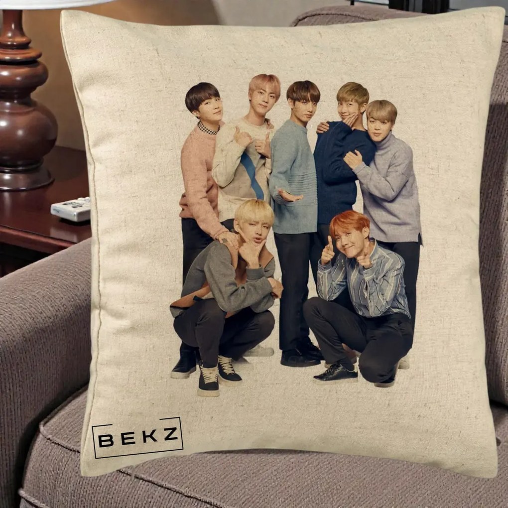 Perna Personalizata K-pop BTS Foto Grup In Picioare Tricoturi, 40x40 cm, Bej, Husa Detasabila, Perna Inclusa, BEKZ®