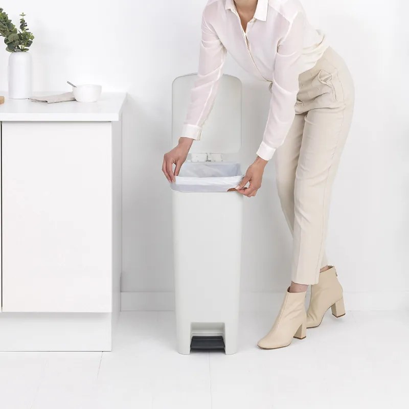 Coș cu pedală Brabantia StepUp 1005556, 40 L, Materiale ecologice, Deschidere mare, Gri deschis