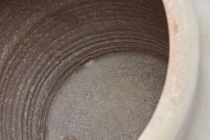 Set 2 amfore decorative din teracotă artizanală, finisaj craft alb-crem, 4 anse, 53×53×72 cm, „Jerba"