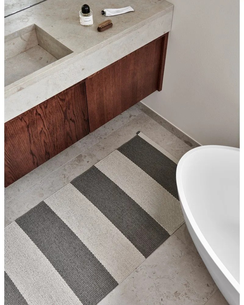 Covor tip traversă pentru interior și exterior gri antracit/crem 70x150 cm Bob Charcoal Linen – Pappelina