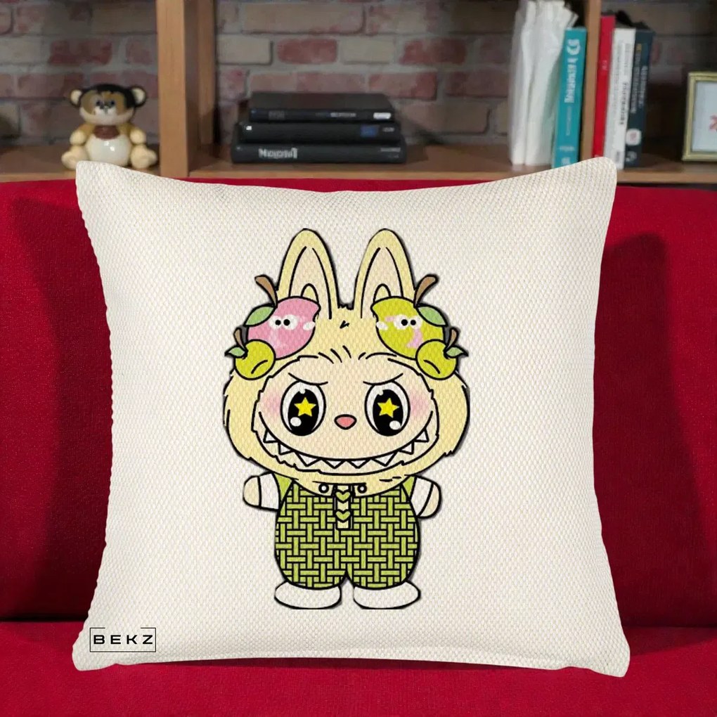 Perna Personalizata Labubu Galben cu Mere si Salopeta, 40x40 cm, Crem Reliefat, Husa Detasabila, Perna Inclusa, BEKZ®