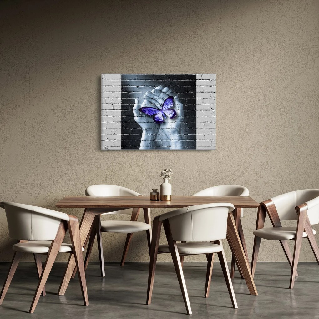 Tablou - Fluture violet pe perete (90x60 cm)