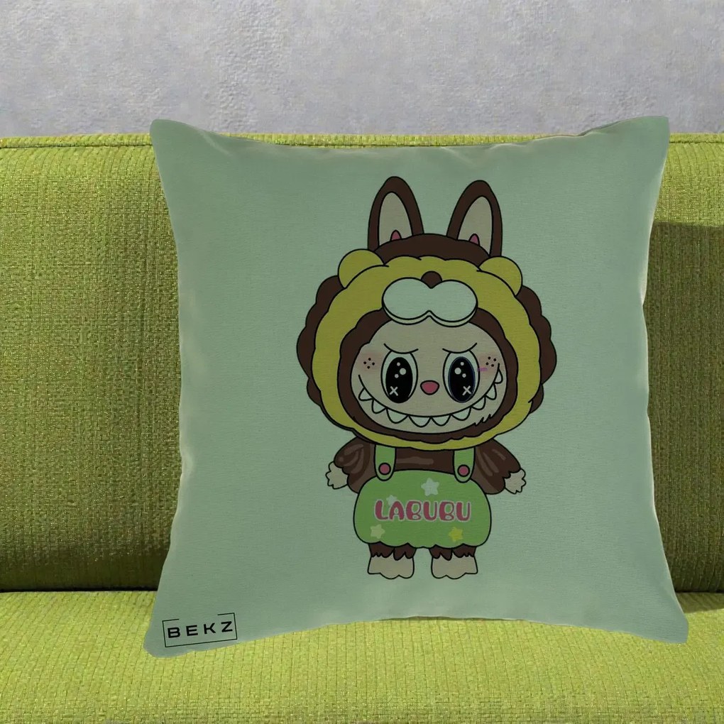 Perna Personalizata Labubu Leu Galben cu Salopeta, 40x40 cm, Verde, Husa Detasabila, Perna Inclusa, BEKZ®