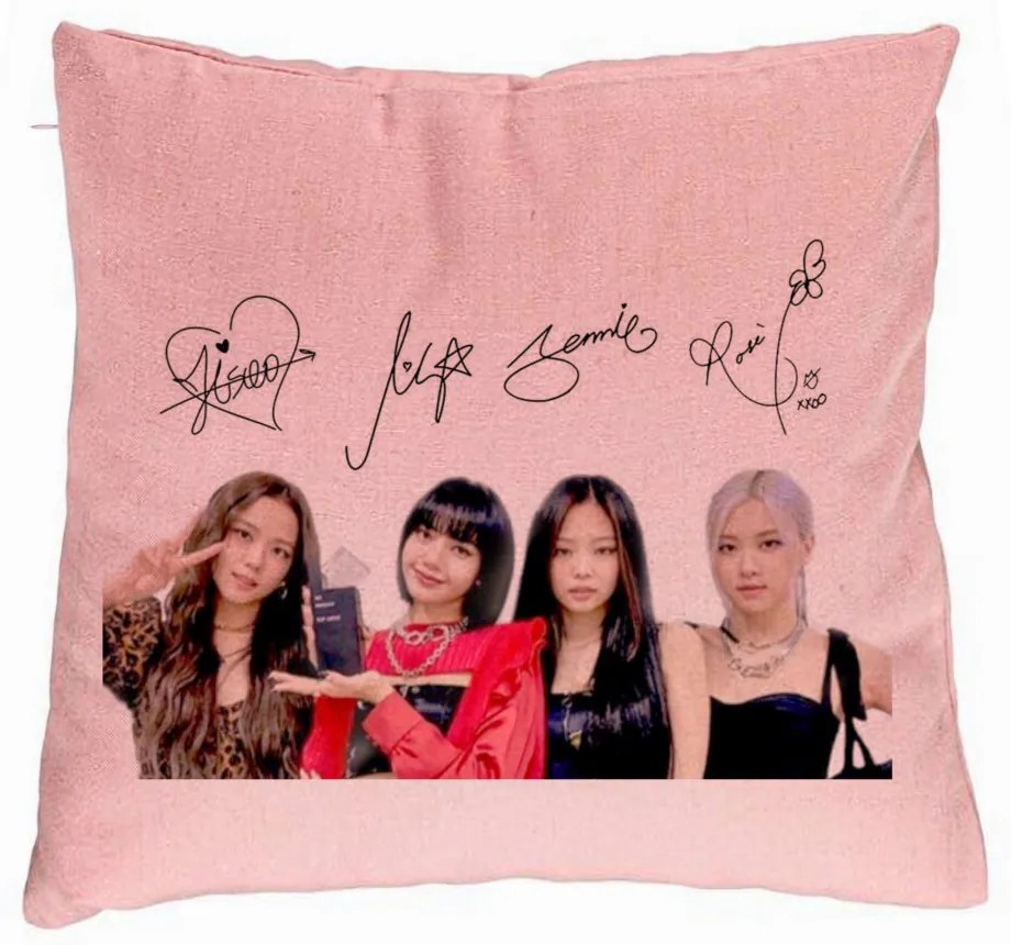 Perna Decorativa, Model Blackpink K-POP semnaturi, 40x40 cm, Roz, Husa Detasabila, Burduf