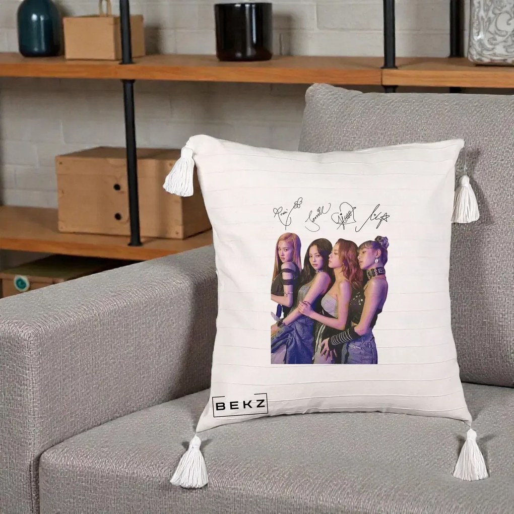 Perna Personalizata K-pop BLACKPINK Fotografie Grup Autografe Deasupra, 40x40 cm, Bej cu Franjuri, Husa Detasabila, Perna Inclusa, BEKZ®