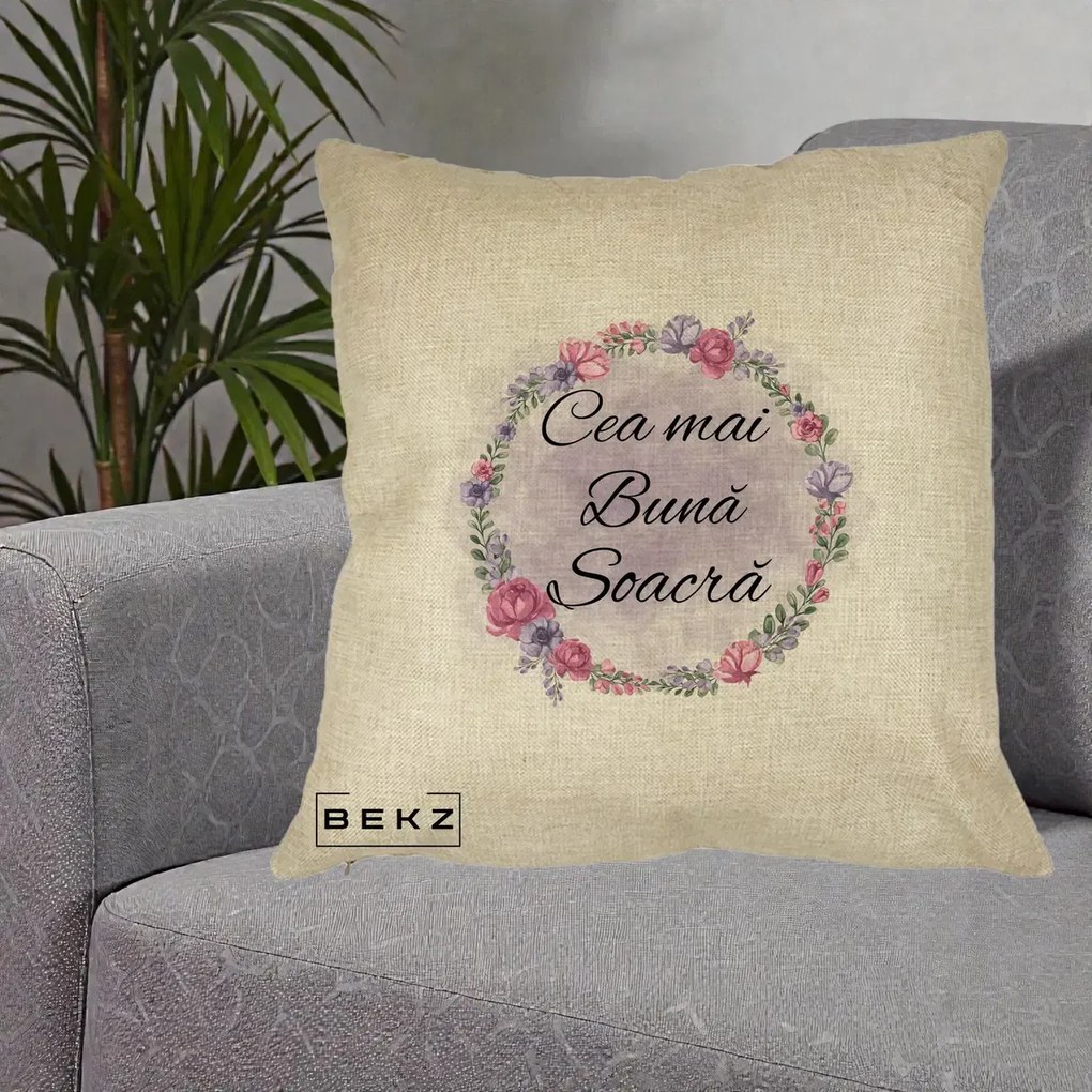 Cadou pentru Soacra - Perna Personalizata Cea mai Buna Soacra cu Coronita Flori Roz si Mov, 40x40 cm, Crem, Husa Detasabila, Perna Inclusa, BEKZ®