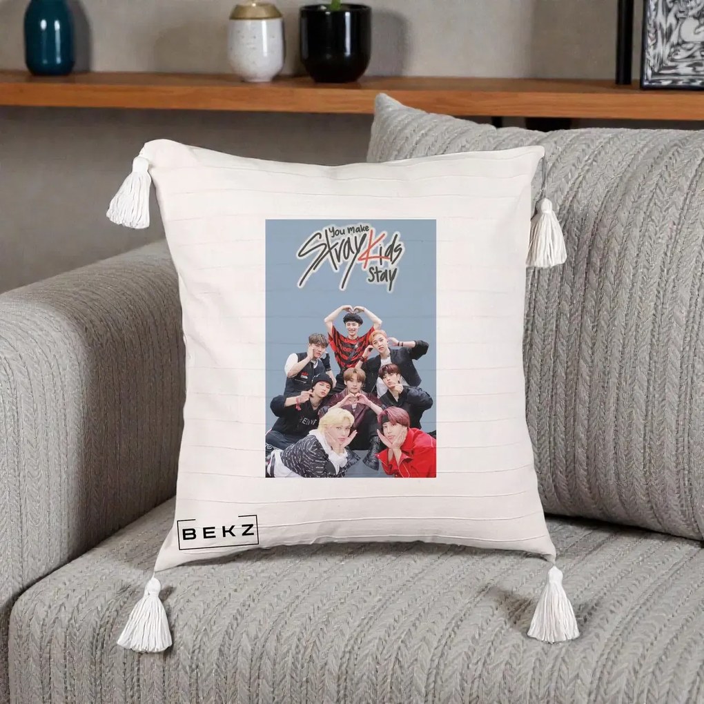 Perna Personalizata K-pop Stray Kids You Make Stray Kids Stay cu Foto Grup, 40x40 cm, Bej cu Franjuri, Husa Detasabila, Perna Inclusa, BEKZ®