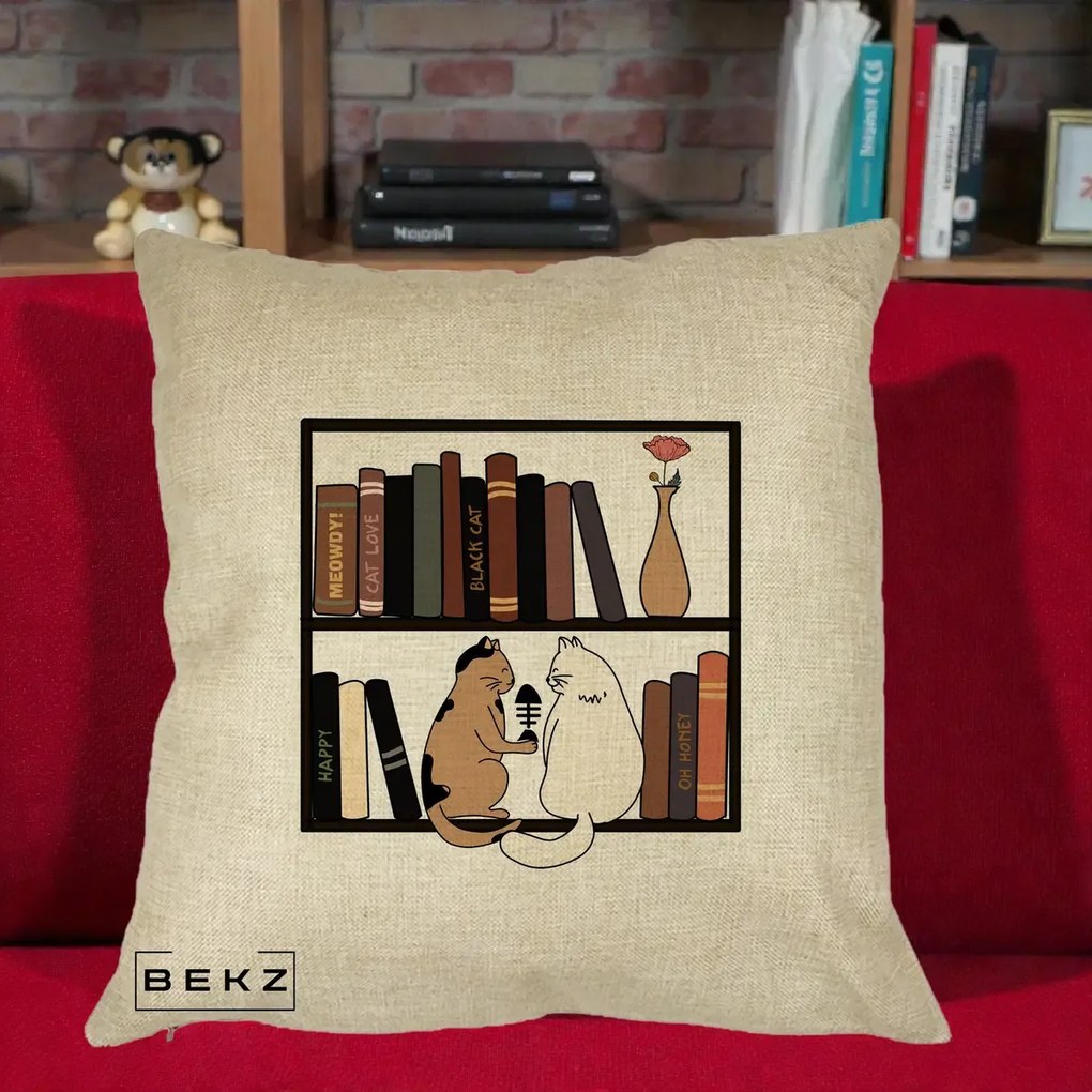 Perna Personalizata Pisici si Carti pe Raft, 40x40 cm, Crem, Husa Detasabila, Perna Inclusa, BEKZ®