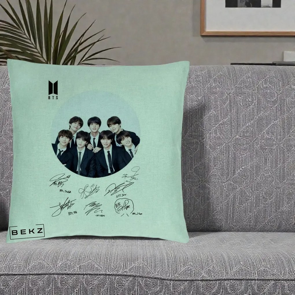 Perna Personalizata K-pop BTS Fotografie Grup Costum Negru si Autografe Cerc, 40x40 cm, Verde Menta, Husa Detasabila, Perna Inclusa, BEKZ®