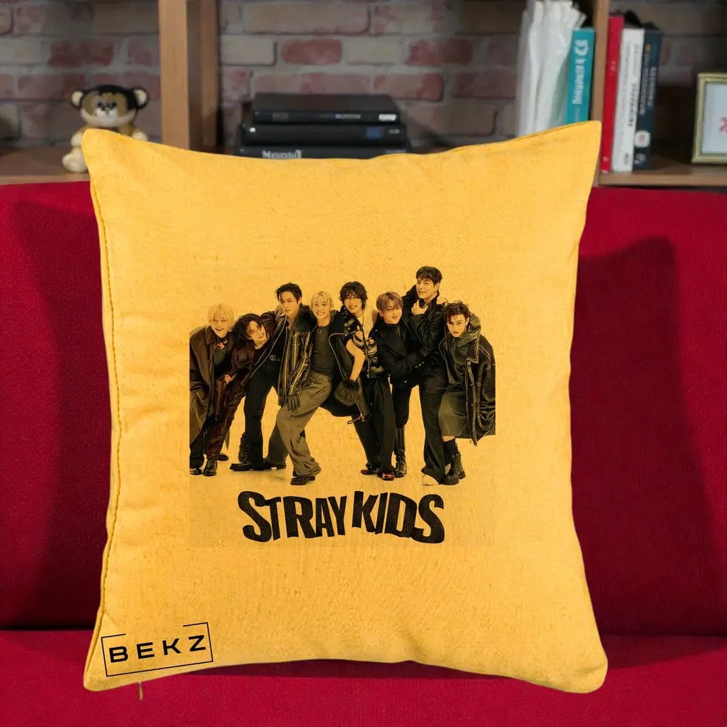 Perna Personalizata K-pop Stray Kids Outfit Negru, 40x40 cm, Galben, Husa Detasabila, Perna Inclusa, BEKZ®