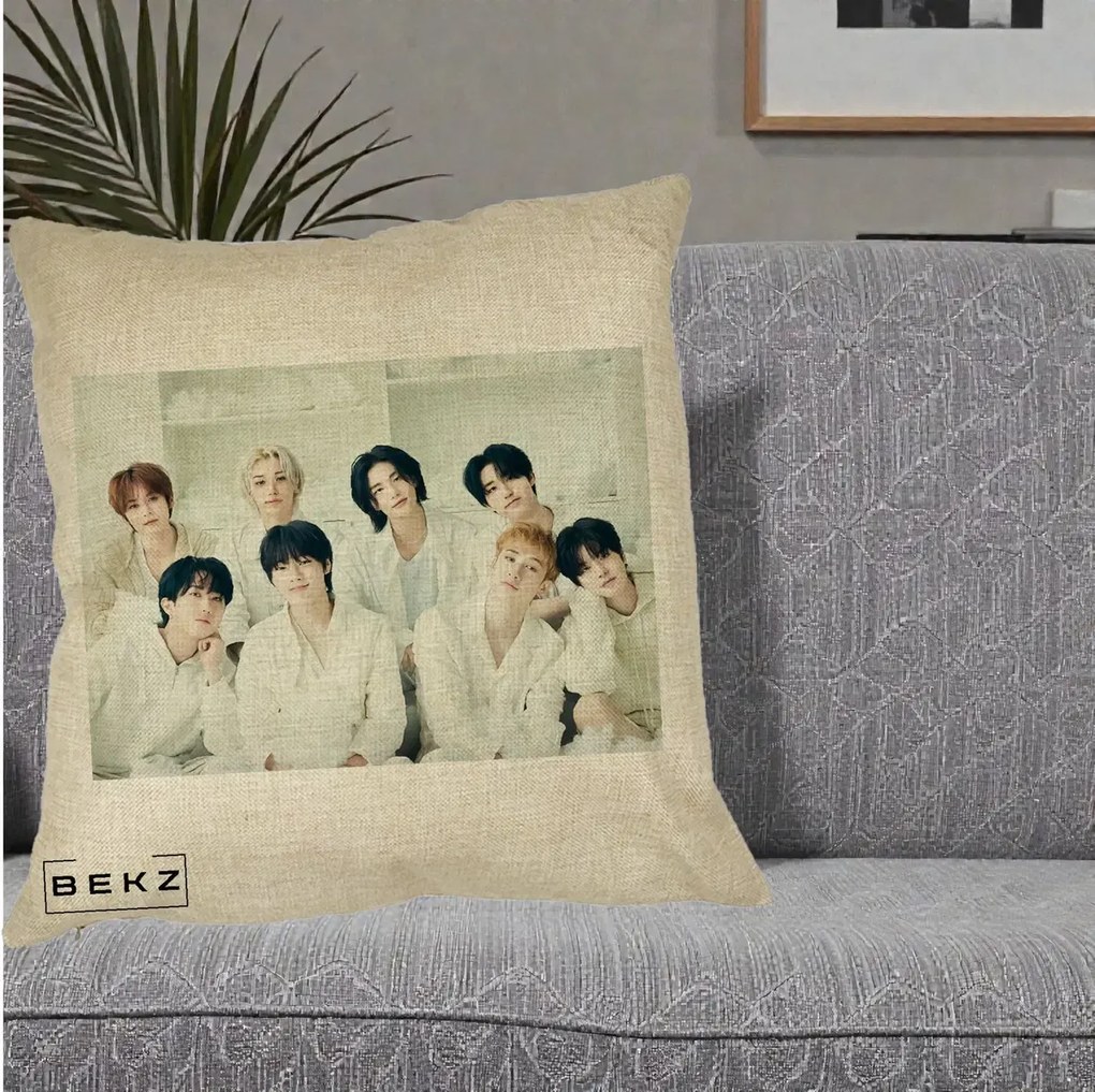 Perna Personalizata K-pop Stray Kids Foto Grup Alb All-White cu 8 Membrii, 40x40 cm, Crem, Husa Detasabila, Perna Inclusa, BEKZ®