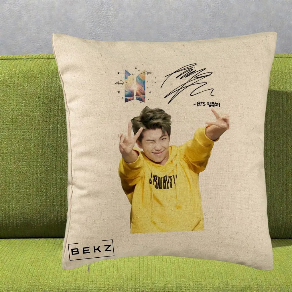 Perna Personalizata K-pop BTS RM Namjoon Hanorac Galben Autograf, 40x40 cm, Bej, Husa Detasabila, Perna Inclusa, BEKZ®