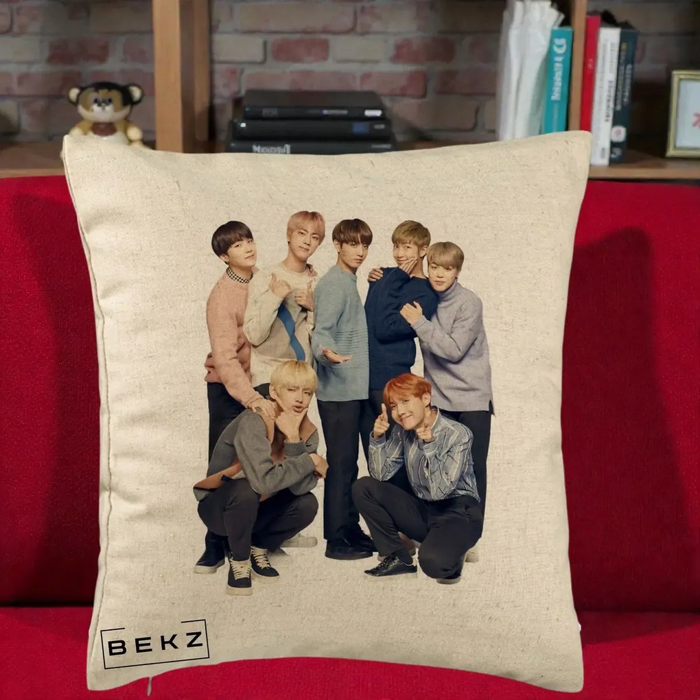 Perna Personalizata K-pop BTS Foto Grup In Picioare Tricoturi, 40x40 cm, Bej, Husa Detasabila, Perna Inclusa, BEKZ®