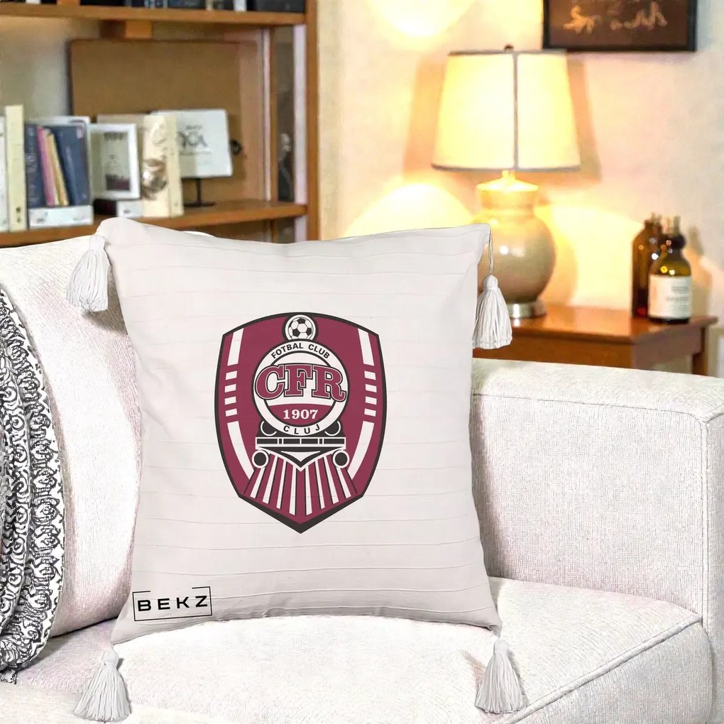 Perna Personalizata CFR Cluj Fotbal Club 1907, 40x40 cm, Bej cu Franjuri, Husa Detasabila, Perna Inclusa, BEKZ®