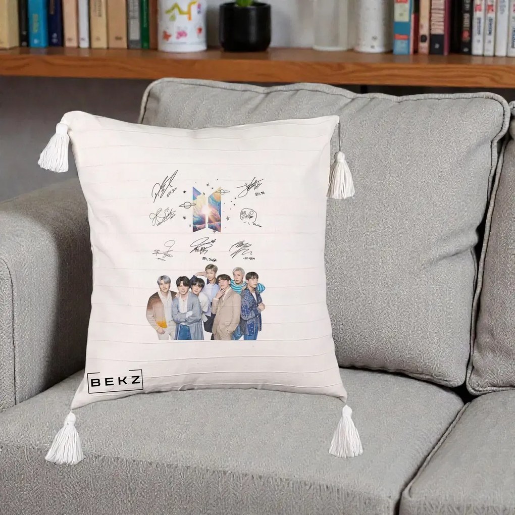 Perna Personalizata K-pop BTS Autografe Toti Membrii Fotografie, 40x40 cm, Bej cu Franjuri, Husa Detasabila, Perna Inclusa, BEKZ®
