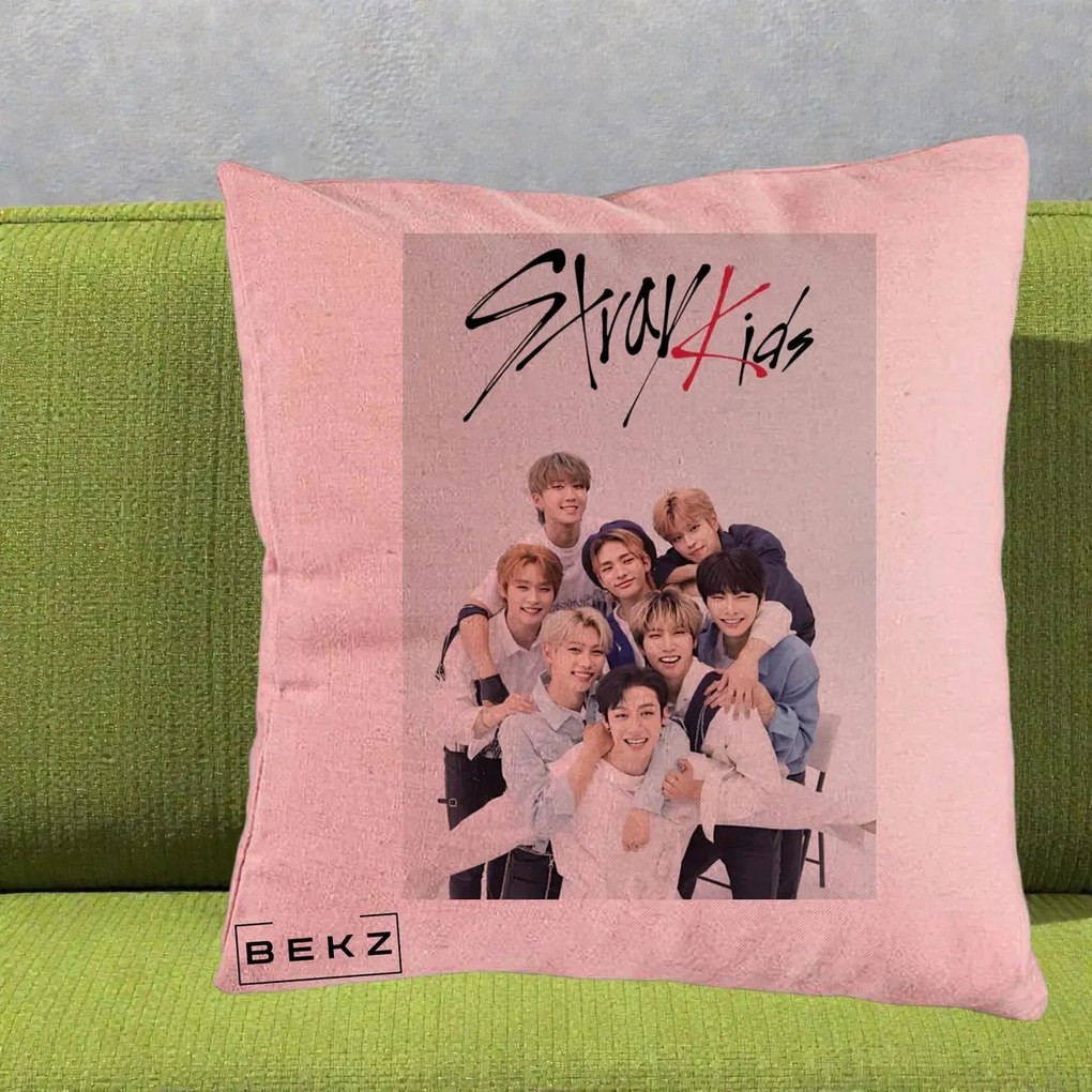 Perna Personalizata K-pop Stray Kids cu Foto Grup Alb-Albastru, 40x40 cm, Roz, Husa Detasabila, Perna Inclusa, BEKZ®