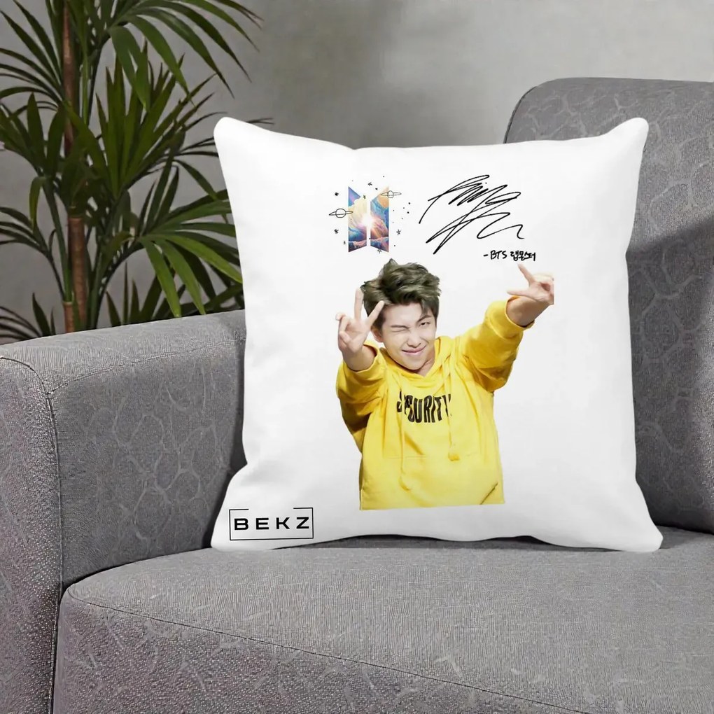 Perna Personalizata K-pop BTS RM Namjoon Hanorac Galben Autograf, 40x40 cm, Alba Mata, Husa Detasabila, Perna Inclusa, BEKZ®