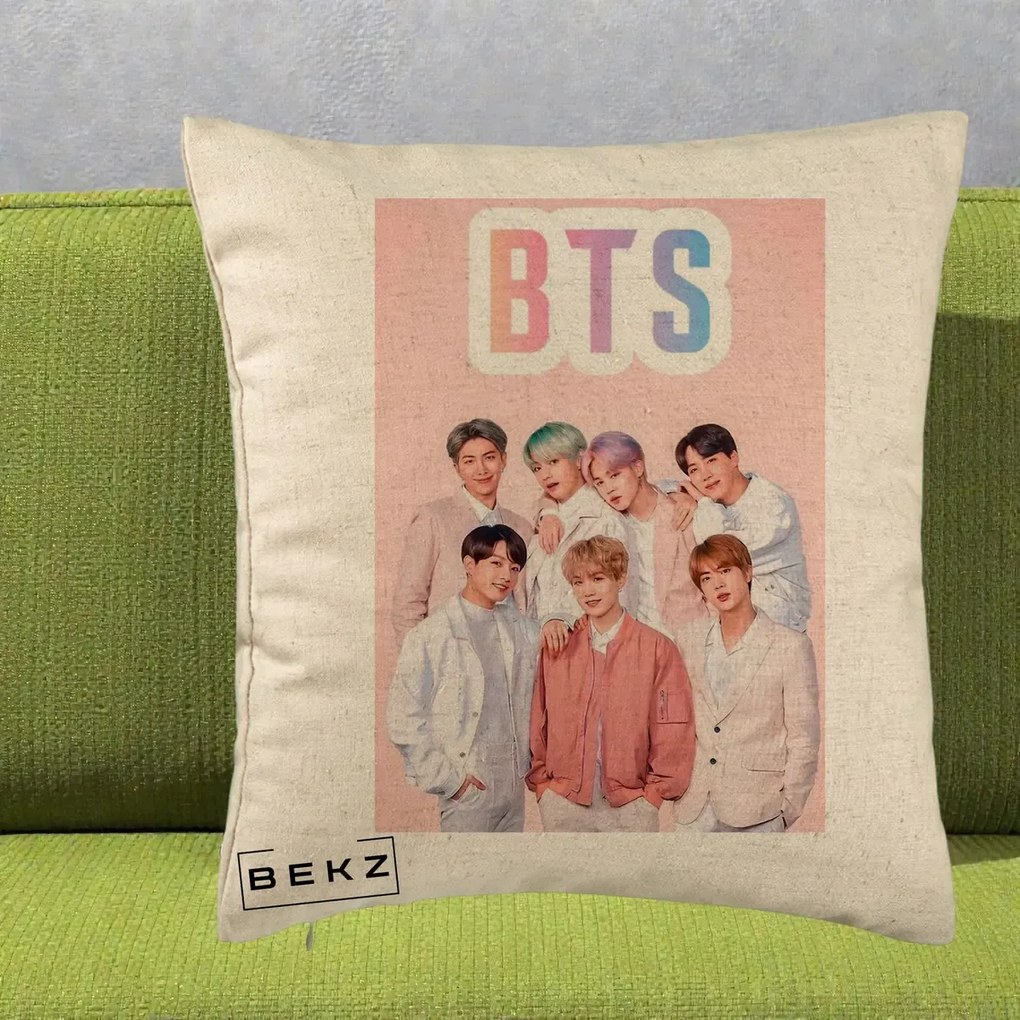 Perna Personalizata K-pop BTS Foto Grup cu BTS si Fond Roz Pastel, 40x40 cm, Bej, Husa Detasabila, Perna Inclusa, BEKZ®