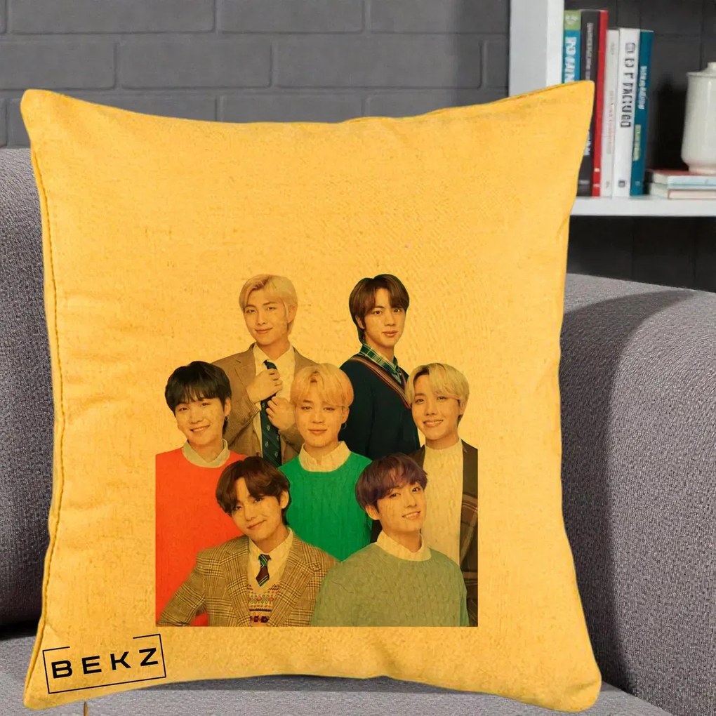 Perna Personalizata K-pop BTS Fotografie Grup Tinute Elegante, 40x40 cm, Galben, Husa Detasabila, Perna Inclusa, BEKZ®
