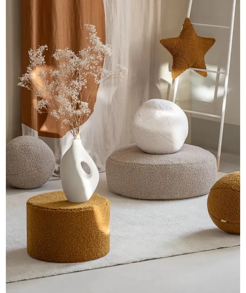 Pernă decorativă pentru copii maro cu tapițerie din țesătură bouclé Star – Wigiwama