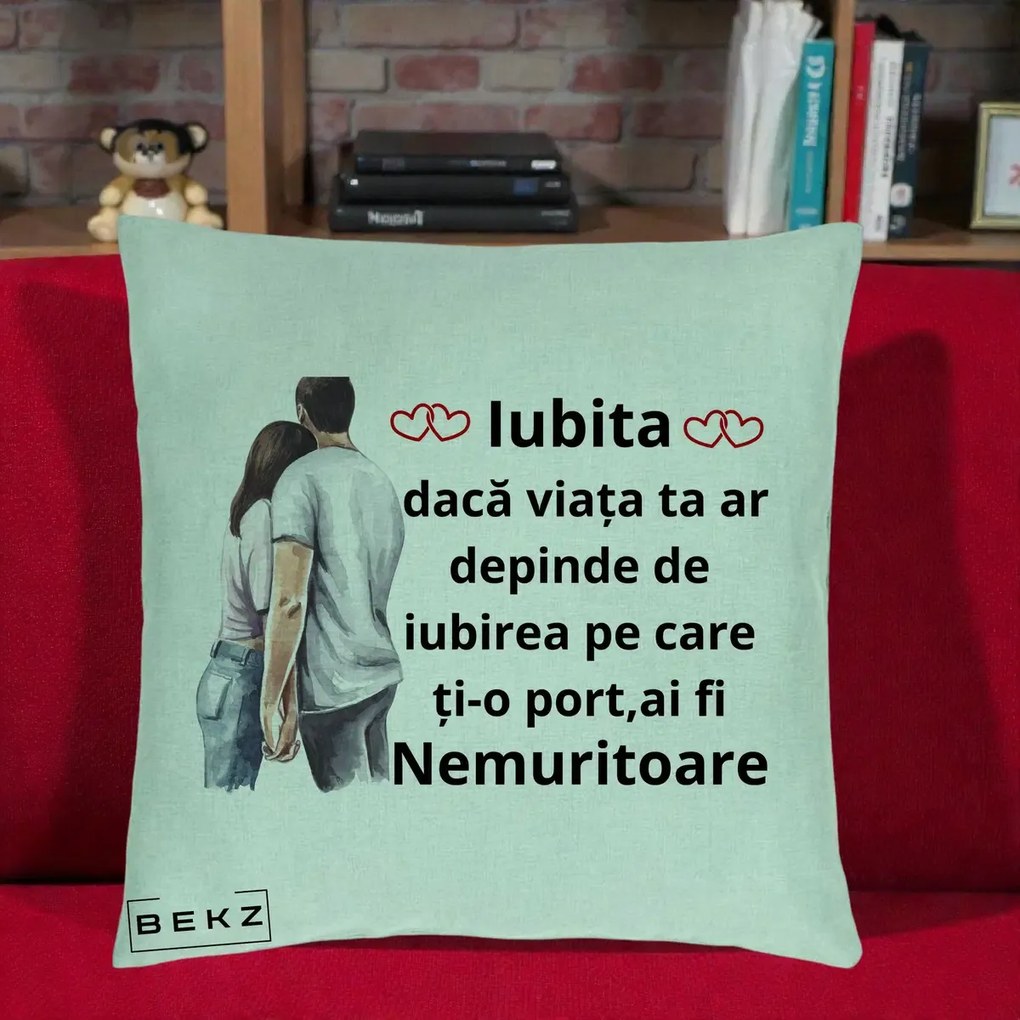 Cadou pentru Iubita - Perna Personalizata Iubita Nemuritoare cu Cuplu Acuarela Roz si Inimi, 40x40 cm, Verde Menta, Husa Detasabila, Perna Inclusa, BEKZ®